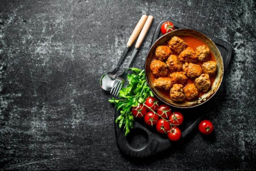 طريقة عمل صينية الكفتة بالطماطم