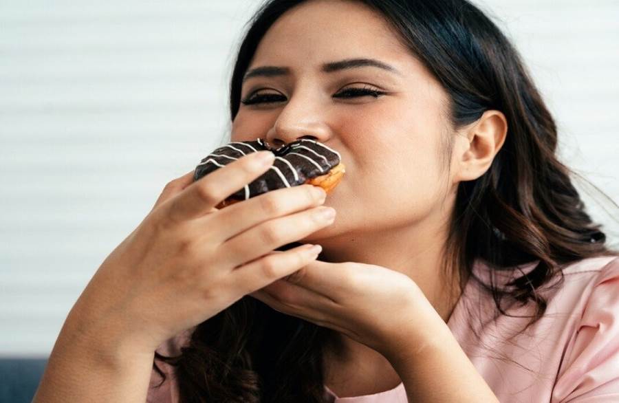 ما هي أضرار تناول الحلويات قبل النوم؟
