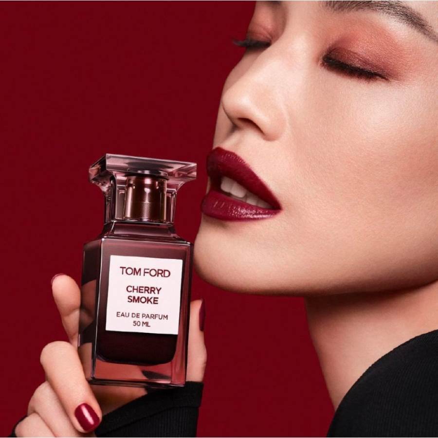 تألقي بعطر Cherry Smoke من توم فورد Tom Ford