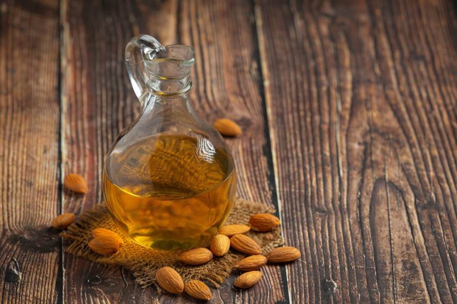 نعرفي على فوائد زيت اللوز الحلو للبشرة.. وطرق تطبيقه