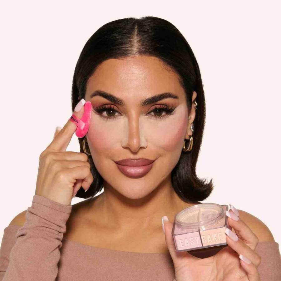 إصدار جديد مزدوج من بودرة Easy Bake الأيقونية من Huda Beauty