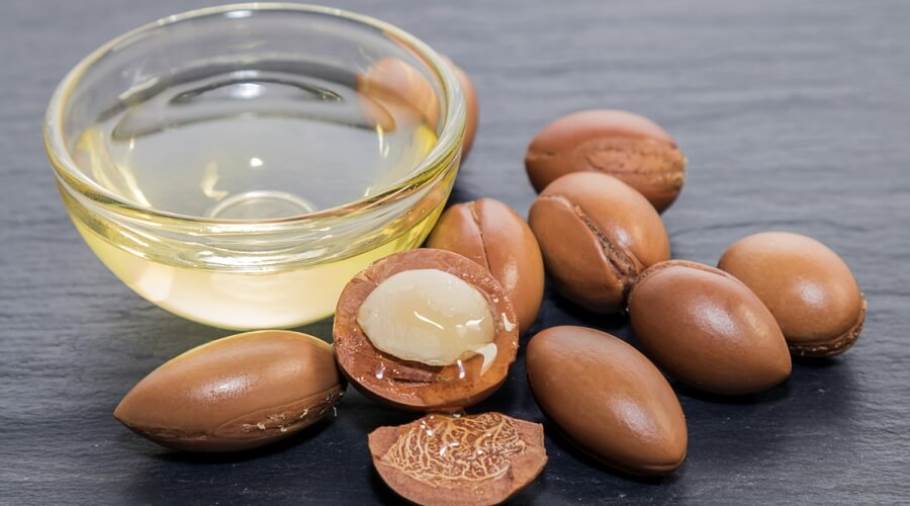 زيت الأرغان.. الذهب السائل لترطيب بشرتك في الخريف