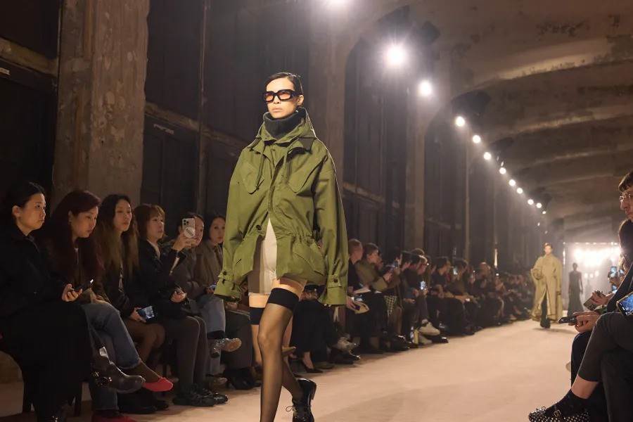 اللون الكاكي يسيطر على موضة خريف 2025