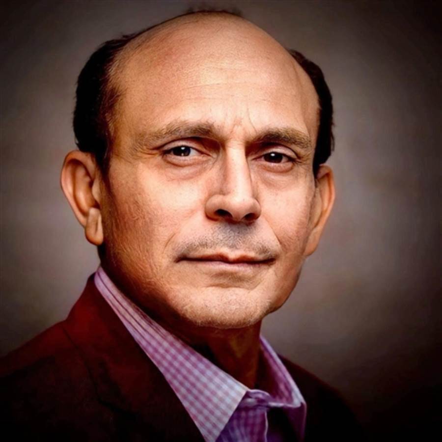 الفنان محمد صبحي يغادر المستشفى بعد تحسن حالته الصحية