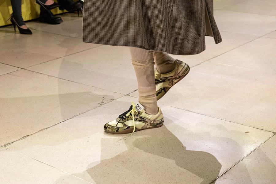 أحدث صيحات أحذية السنيكرز لشتاء 2025 من دور الأزياء العالمية