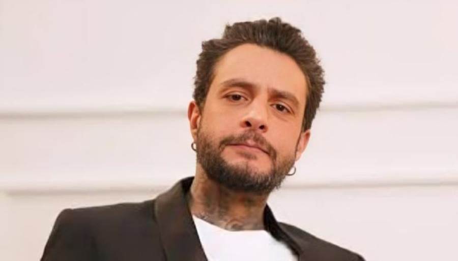 أحمد الفيشاوي يتلقى عزاء والدته في مشهد مؤثر