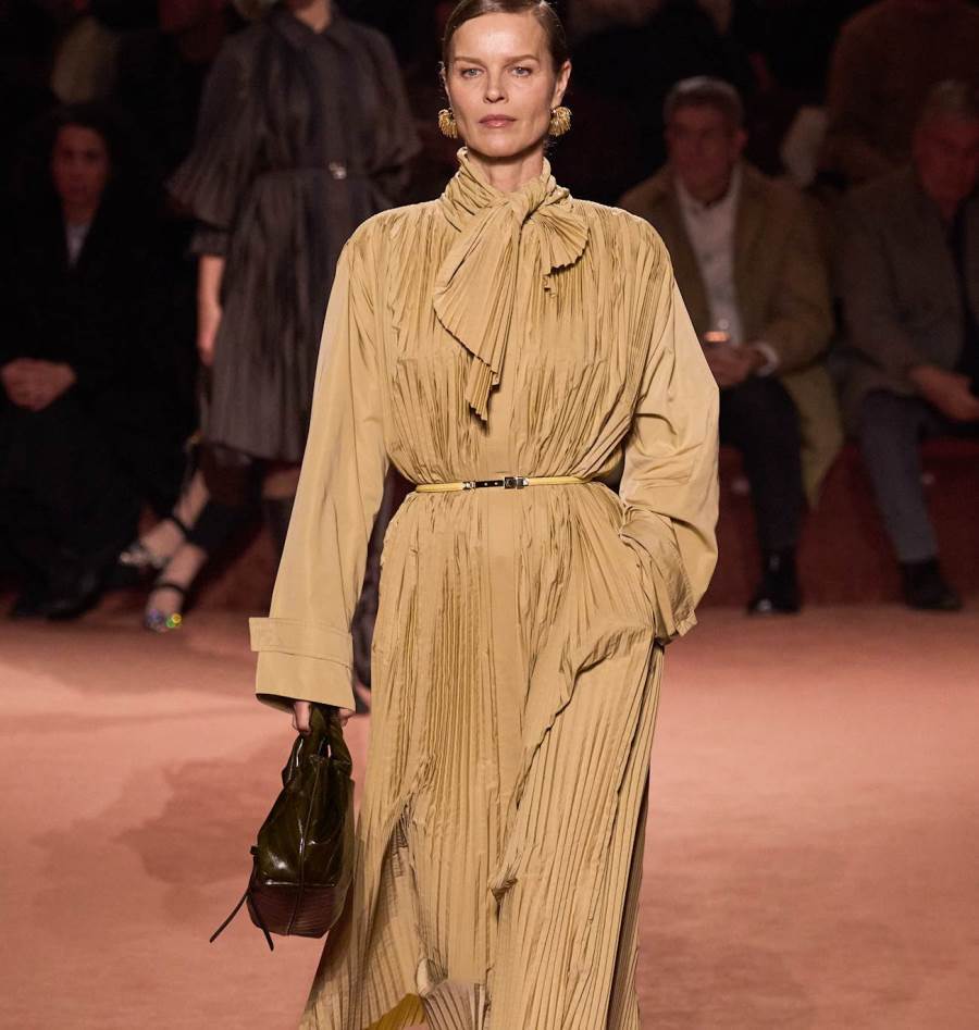 اللون البيج.. الأبرز في أزياء 2026