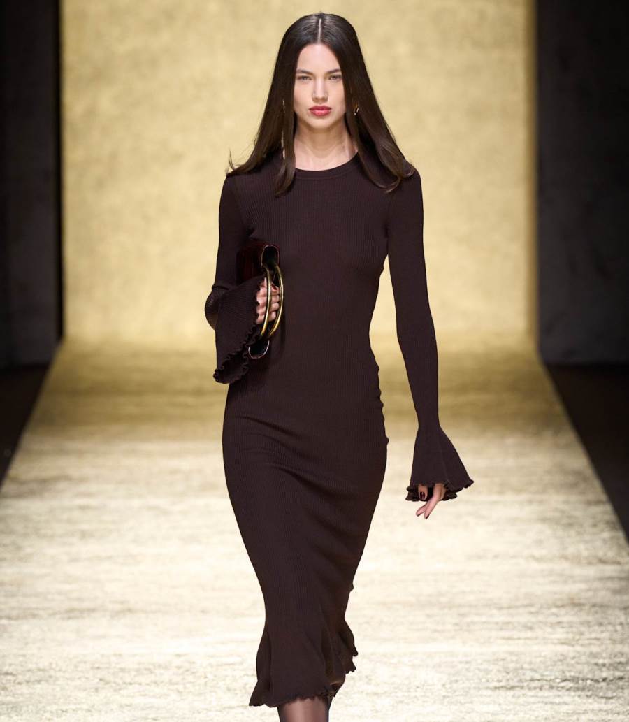 إطلالات مميزة من دور الأزياء العالمية باللون البني لموسم الاحتفالات