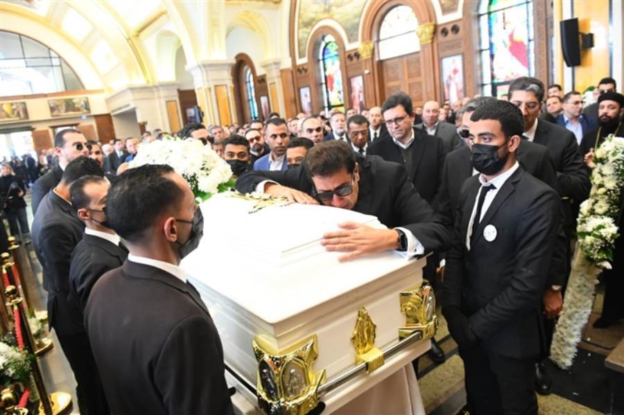 نجوم الفن يحضرون عزاء والدة الفنان هاني رمزي.. صور