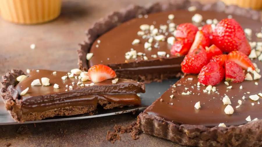 طريقة عمل تارت الشوكولاتة والكراميل بخطوات سهلة