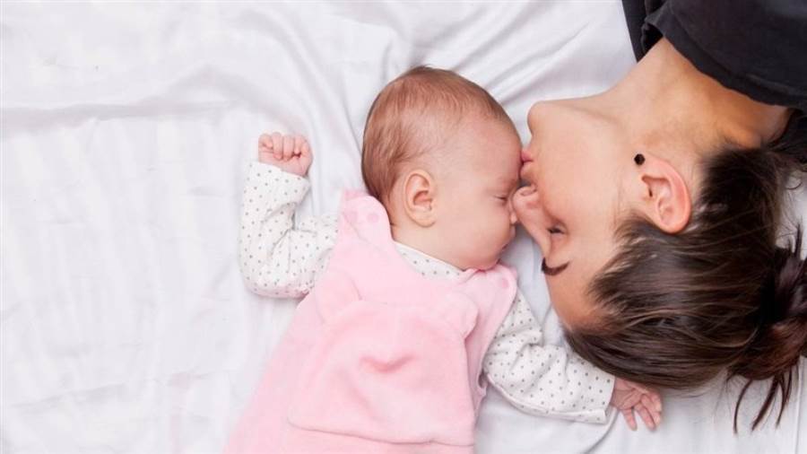 كيف تستعيدين توازنك النفسي بعد الولادة؟