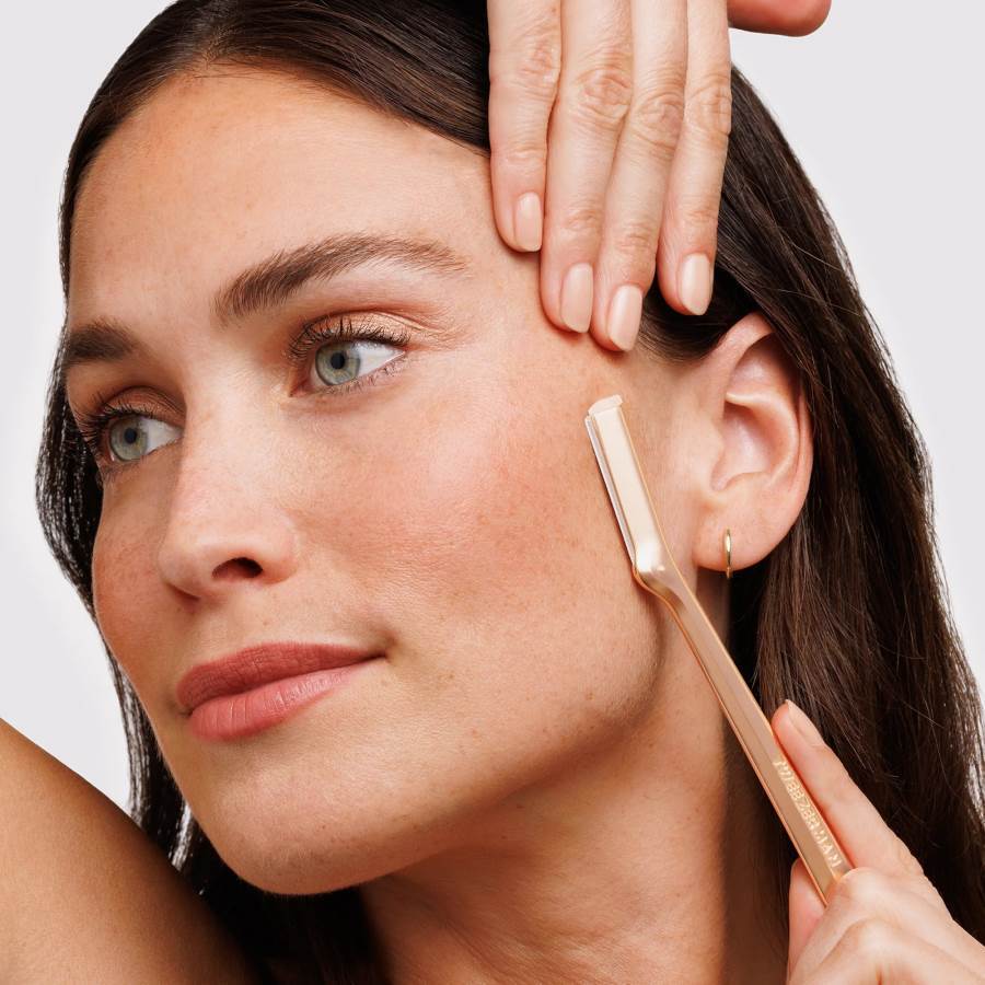 أبرز 5 أدوات لإزالة شعر الوجه بطرق آمنة