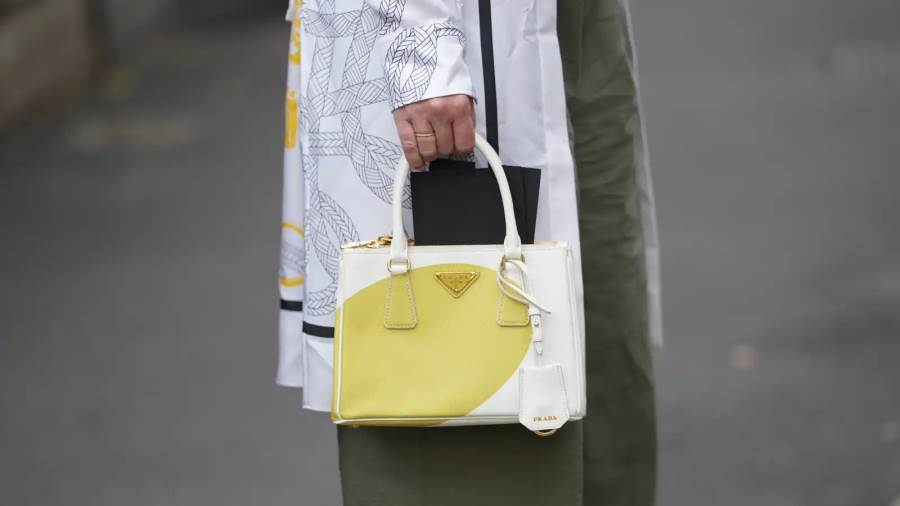 الأخضر المائل للأصفر يتصدّر ألوان ربيع 2026