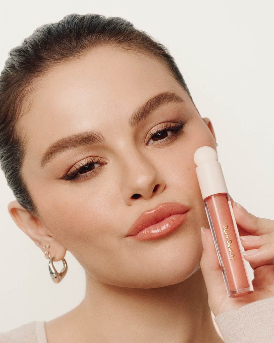 تألقي مع ملمّع الشفاه POSITIVE LIGHT LUMINIZING LIP GLOSS من علامة RARE BEAUTY