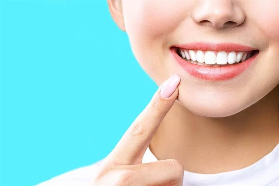 خطوات طبيعية لتبييض أسنانك في المنزل