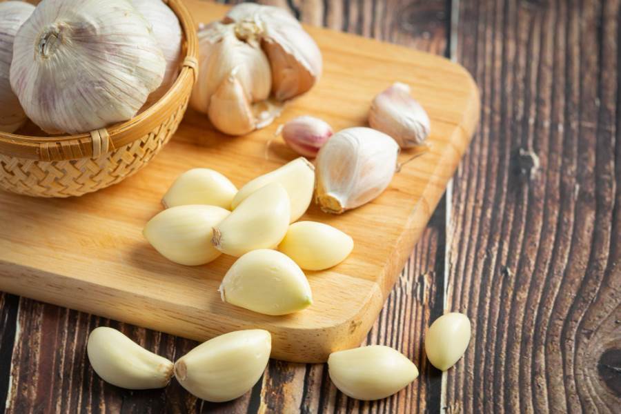 فوائد تناول الثوم على الريق