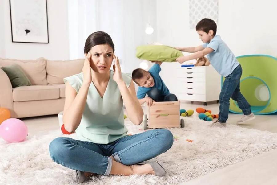 متى يتدخل الآباء في مشاكل الأطفال ومتى يكتفون بالمراقبة؟