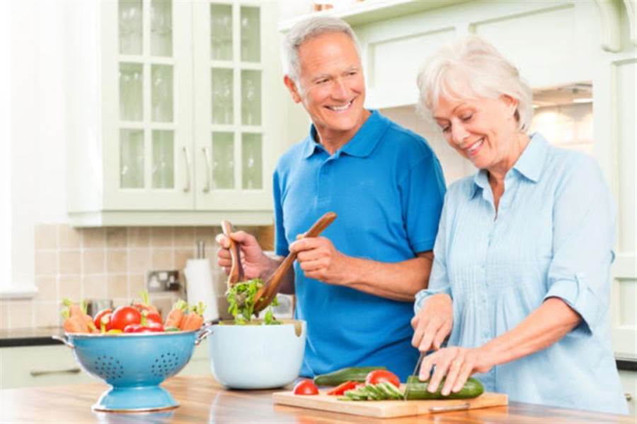5 عناصر غذائية أساسية يحتاجها الجسم بعد سن الستين