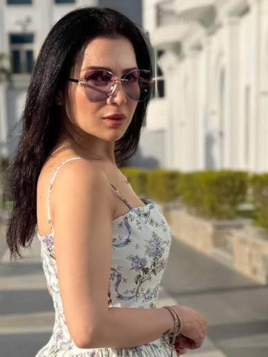  مي عز الدين تتألق بإطلالة صيفية مبهجة في أحدث جلسة تصوير 