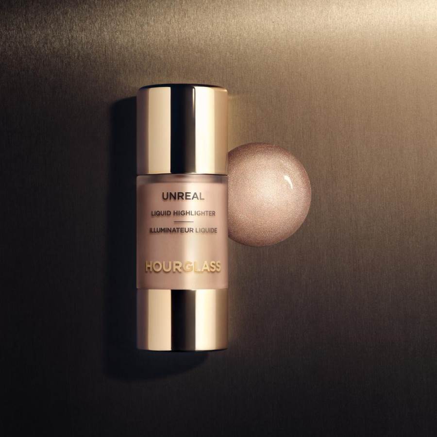 أضيئي كالنجوم مع هايلايتر UNREAL السائل الجديد من Hourglass Cosmetics