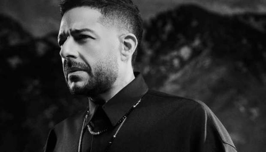 تأثر وبكاء محمد حماقي خلال حديثه عن والده.. فيديو