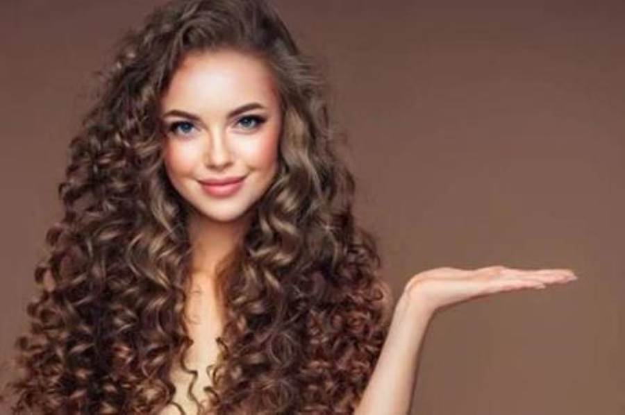 إليكِ منتجات مصممة خصيصًا للشعر الكيرلي والويفي في الصيف
