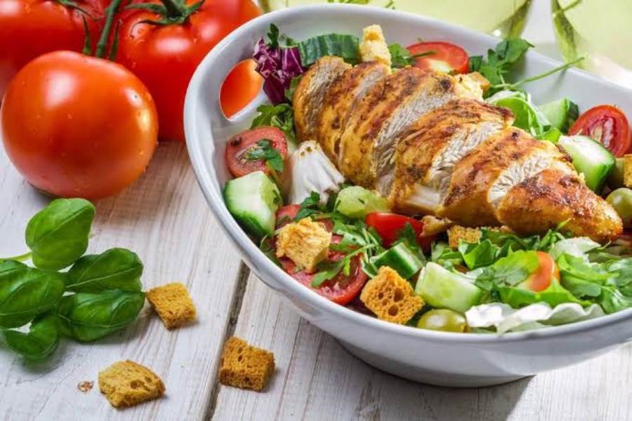 4 أنواع من السلطات غنية بالبروتين لوزن مثالي