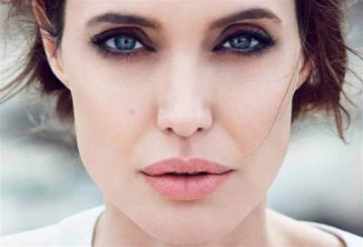 جائزة لأنجلينا جولي عن أنشطتها الإنسانية