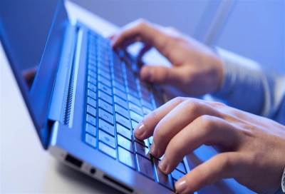 شاب يعرض بيع كل حياته عن طريق الانترنت وهناك زبائن