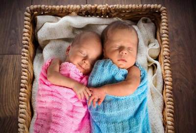 معجزة تحدث بنسبة واحد في المليون  .. مولودتين في يوم واحد لأم واحدة ولكنهما ليستا توأم !