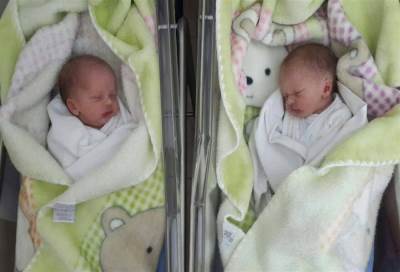 حالة نادرة الحدوث .. زوجة مهددة بالطلاق لإنجابها توأما من زوجها وعشيقها !!