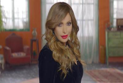 امل حجازي ترفض 15 مليون دولار مقابل الاعتزال .. وتقول إنها لا تترك فروض الصلاة !!