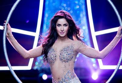 أثناء تصويرها علي سفح الأهرامات .. تنورة كاترينا كهربت الجو