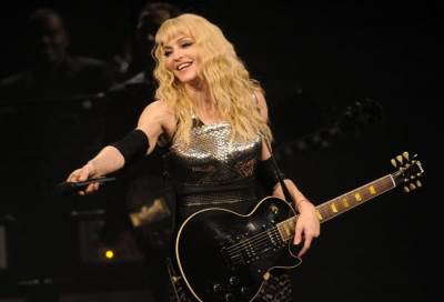 تحاول منع صدور الكتاب .. شقيق مادونا يكشف فضائحها في مذكراته