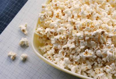 فشار الذرَة وجبة «سناك» صحية .. لكن بشروط