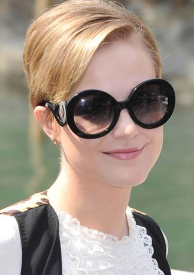 النظارات الشمسية .. بين أناقة شكلها وخطر عدساتها