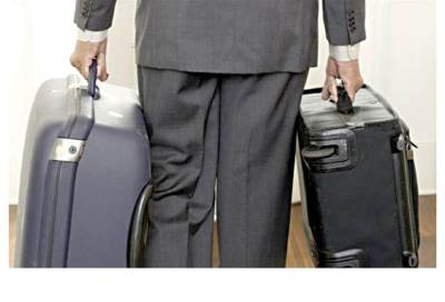 الزوج المسافر .. معاناة واحتكاكات يومية للزوجة