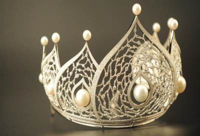 ملكة جمال العالم تتحول إلى رئيسة