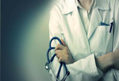 مسؤول سعودي يلوح "بخيارات" حال حظر التعاقد مع أطباء مصريين