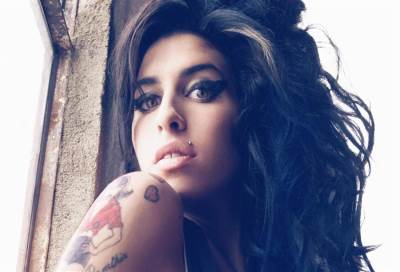 إيمي وينهاوس تعاقب طليقها بإزالة الصليب .. رغم استمرار غرامها به