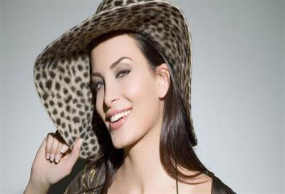 المغنية دومينيك حوراني تشهر إسلامها في إيران