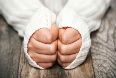 ما أسباب برودة أصابع اليد والقدم المعروفة بظاهرة «راينود» ؟