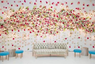 كوشة العروس في السعودية .. أصبحت أكثر فنا وجنونا