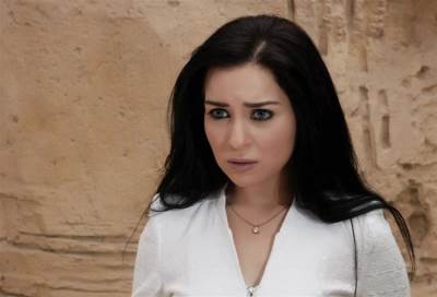 بعد أعلان خطبتها .. مي عز الدين: "أقدم فنا "محترما" ولن اعتزل