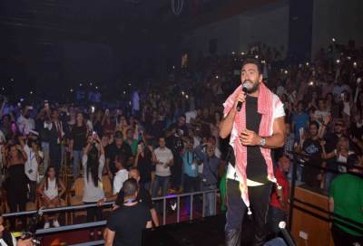 معجب يسجد لتامر حسني .. وعالمة دين تصفه بـ"التافه" وتطالب بجلده