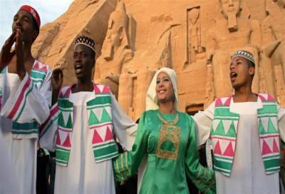 الزي النوبي .. تتفنن النساء في تطريزه ويتباهين بألوانه الزاهية