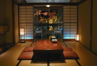 امرأة يابانية تستعد لزلزال مروع بمنزل مرتبط بنظام التحذير المبكر