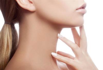 مستحضرات ونصائح سهلة .. للحصول على عنق أكثر شبابا