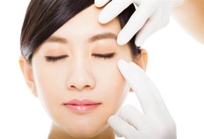 لماذا أصبحت جراحات التجميل أسرع التخصصات الطبية نموا في الهند؟