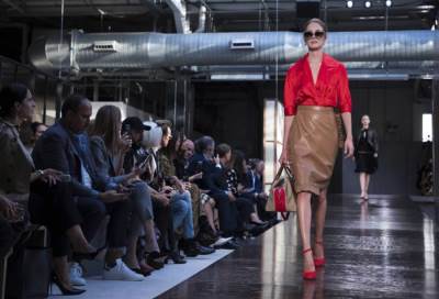 ثورة الموضة .. «بيربيري» وأول عرض يبث مباشرة بتقنية الأبعاد الثلاثة.